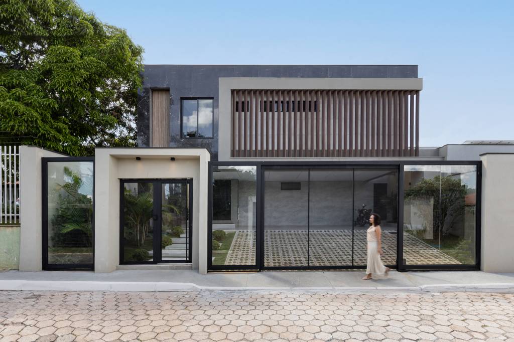 Casa com arquitetura clean foi pensada para as festas da família. Projeto de Visivo Arquitetura. Na foto, fachada com linhas retas e brises.