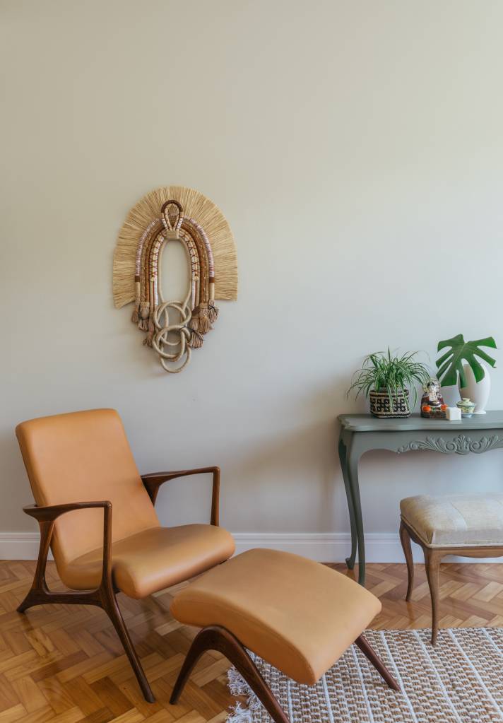 Casa de casal de 70 anos apaixonado por samba inspira-se na brasilidade. Projeto de Ana Cano. Na foto, quarto com cantinho de relaxamento e cantinho zen.