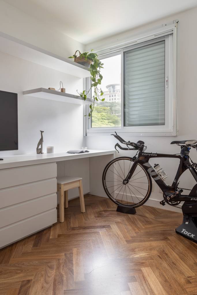 janelas-trazem-verde-para-dentro-minimalismo-ape-as-arquitetas-sp-31-home-office-bicicleta-academia Janelas que trazem o verde para dentro e minimalismo definem apê de 170m². Projeto de AS Arquitetas. Na foto,