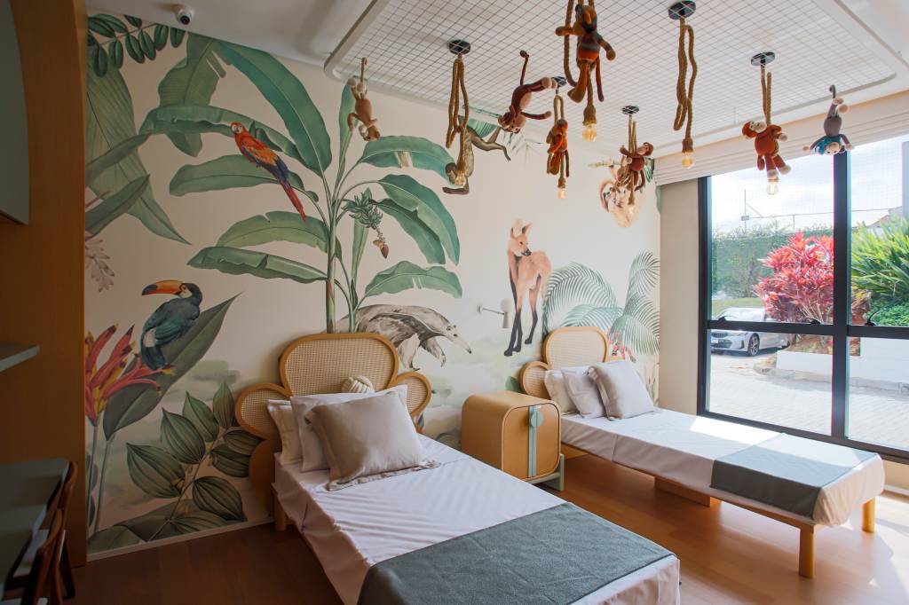 natureza-inspira-decor-de-ape-de-200m-com-muita-madeira-e-linhas-curvas-studio-architetonika-nomad-12-quarto-infanil-papel-de-parede Natureza inspira décor de apê de 200m² com muita madeira e linhas curvas. Projeto de Studio Architetonika Nomad. Na foto, quarto infantil com tema floresta e papel de parede.