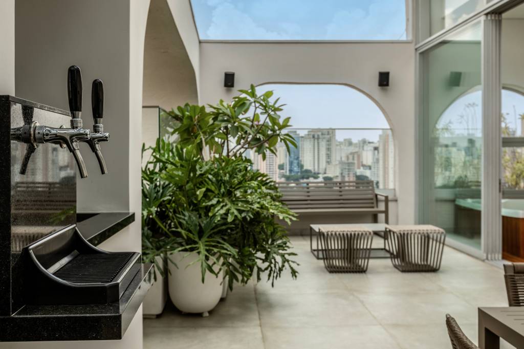 reforma-apartamento-362-m2-refugio-urbano-minimalista-inovando-arquitetura-credito-vilhora (23) Reforma transforma apartamento de 362 m² em refúgio urbano minimalista. Projeto Inovando Arquitetura. Na foto, varanda com chopeira e poltronas.