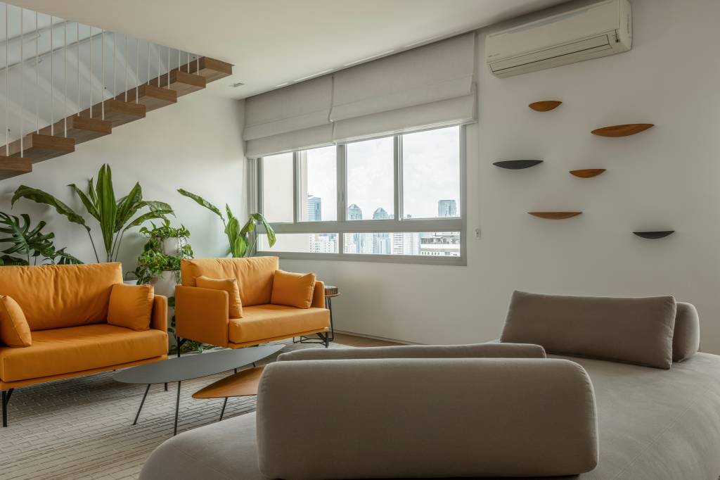 reforma-apartamento-362-m2-refugio-urbano-minimalista-inovando-arquitetura-credito-vilhora (29) Reforma transforma apartamento de 362 m² em refúgio urbano minimalista. Projeto Inovando Arquitetura. Na foto, hall com poltrona laranja e escada.