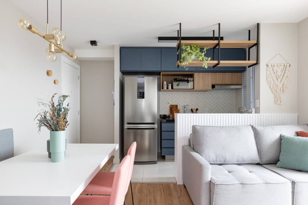 Sem quebra-quebra, apê de 53 m² ganha cores e canto alemão com sapateira