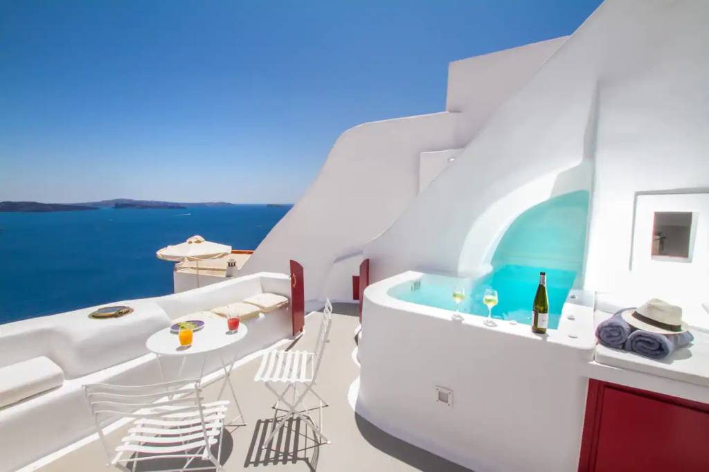 4d24f695-3f40-49da-80ef-504161797cbb Caverna em Santorini, Grécia