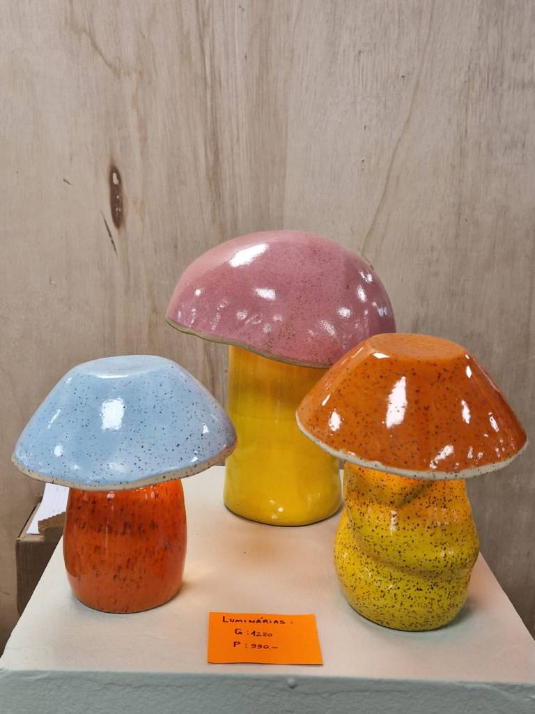 8 As luminárias de cerâmica da Auri além de coloridas, são multifuncionais. Os cogumelos têm cúpulas intercambiáveis, que servem também como tigela.