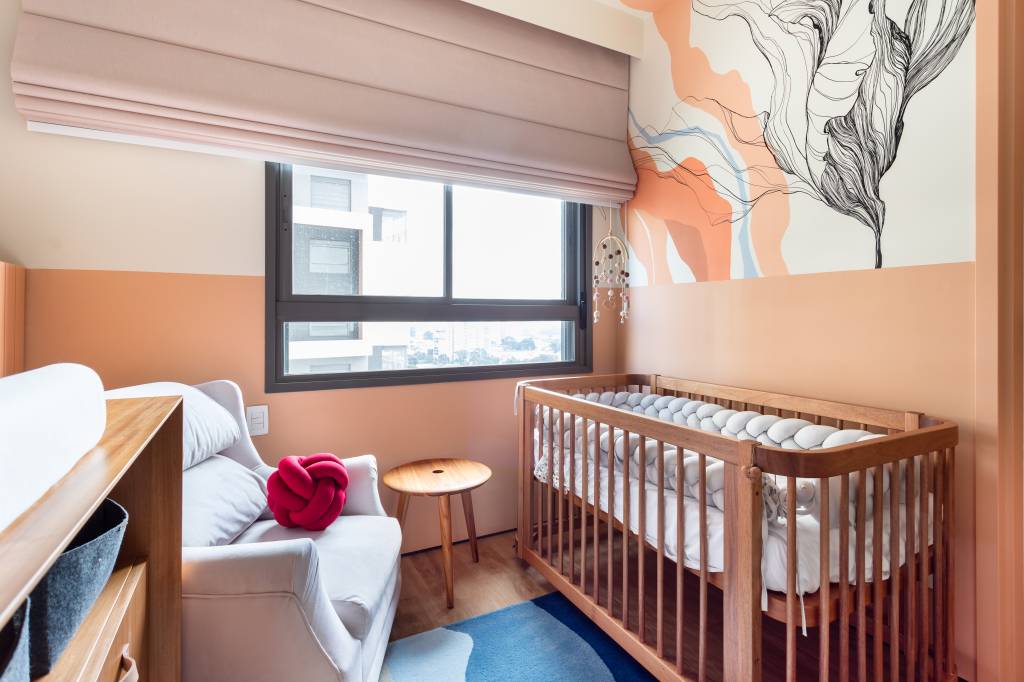ambientes-peach-fuzz-studio-tan-gram-03 Ambientes Peach Fuzz. Projeto de Studio Tan Gram. Na foto, quarto infantil com paredes na cor peach fuzz e papel de parede botânico.