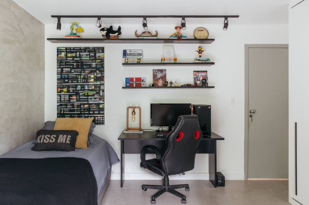 ape-140-m2-parece-casa-meio-arvores-ana-cano-credito-luiza-schreier (3) Apartamento de 140 m² parece uma casa em meio às árvores. Projeto Ana Cano. Na foto, quarto infantil com cadeira gamer e parede de cimento queimado.