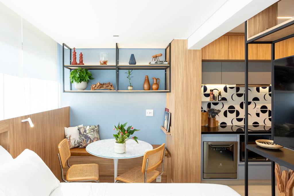 Apê de 36 m² tem lavanderia, home office e banheiro com chuveiro duplo