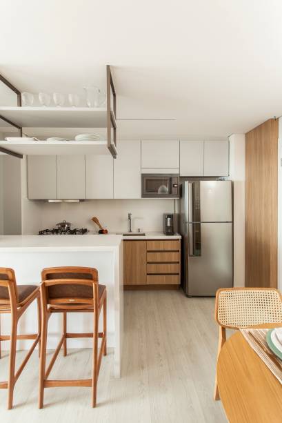 Feita quartzo branco, material resistente e prático, a bancada de refeições rápidas mede 1.10 m de altura e está pronto para receber até duas banquetas. Feita quartzo branco, material resistente e prático, a bancada de refeições rápidas mede 1.10 m de altura e está pronto para receber até duas banquetas.