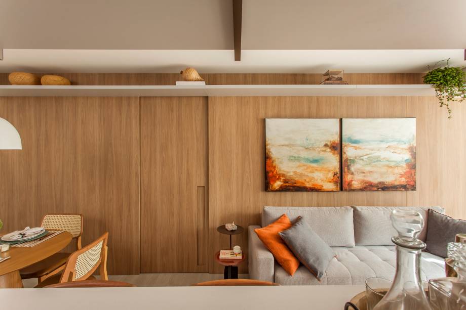 Estrela da ala social, o painel de MDF com acabamento moscata (execução SCA Jardim Europa) tem 5,80 m de extensão e vai de uma ponta a outra. Estrela da ala social, o painel de MDF com acabamento moscata (execução SCA Jardim Europa) tem 5,80 m de extensão e vai de uma ponta a outra.