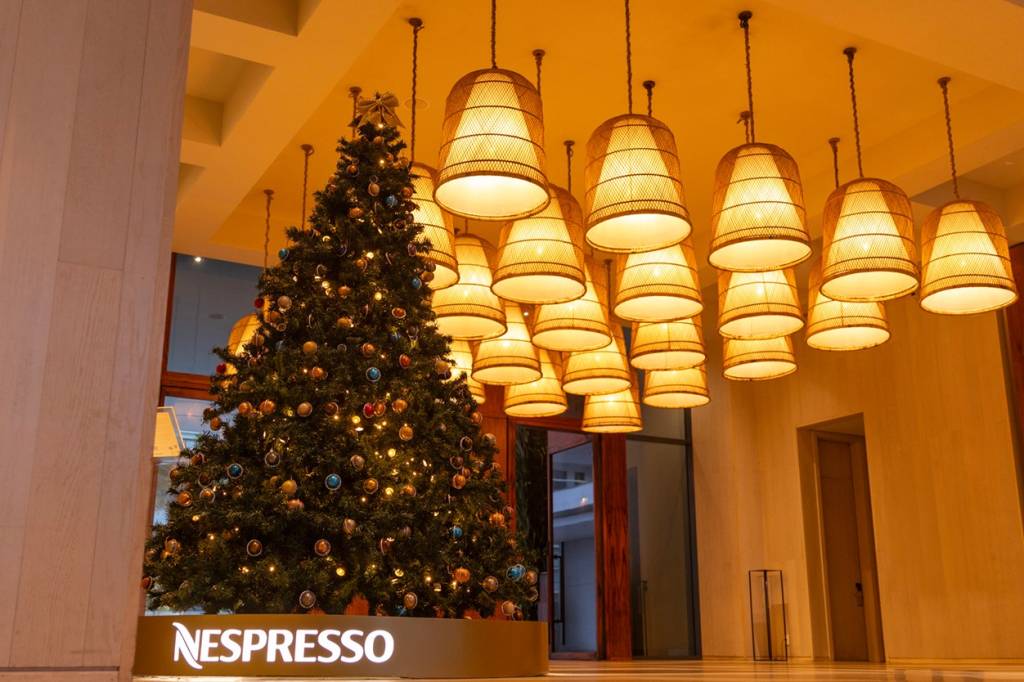 Árvore de Natal é decorada com 600 cápsulas de café reutilizadas