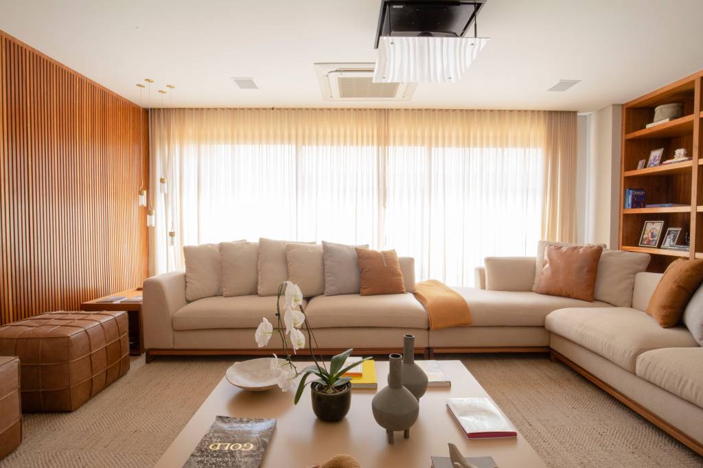 casa-350-m2-quarto-quatro-filhos-home-theater-garagem-karen-pisacane-credito-edgard-cesar (13) Casa de 350 m² tem quarto para quatro filhos e home theater na garagem. Projeto de Karen Pisacane. Na foto, sala com sofá e estante.