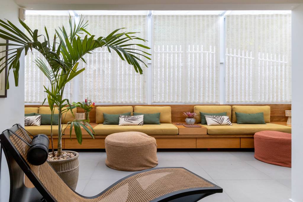cobertura-carioca-charme-cores-plantas-espacos-convivencia-hanna-lerner-credito-andre-nazareth (8) Cobertura carioca une charme, cores, plantas e espaços de convivência. Projeto de Hanna Lerner Arquitetura. Na foto, varanda com banco, sofá, mesas e plantas.