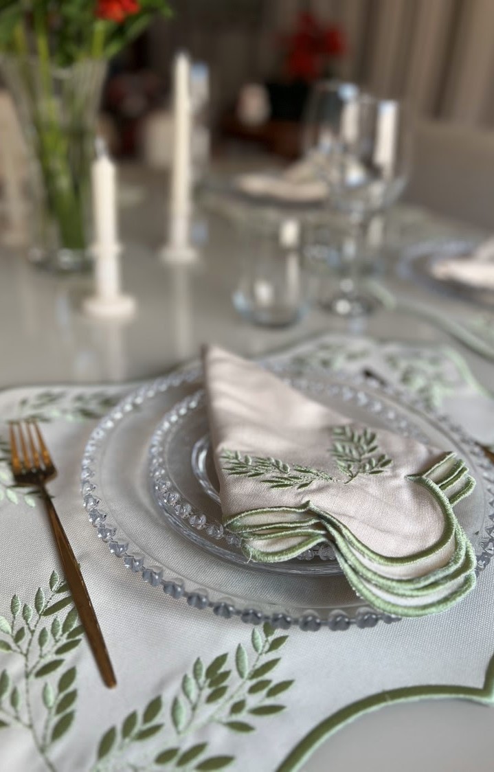 Mesa posta da cole&ccedil;&atilde;o Bordado Luz da Felicitt&aacute;.