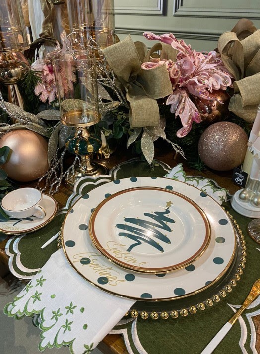 Linhas Seasons e Classic Nuts, da Alleanza Cer&acirc;mica, que destacam as cores verde e dourado, al&eacute;m de homenagearem s&iacute;mbolos cl&aacute;ssicos do Natal como o pinheiro e as nozes.al&eacute;m de homenagearem s&iacute;mbolos cl&aacute;ssicos do Natal como o pinheiro e as nozes.