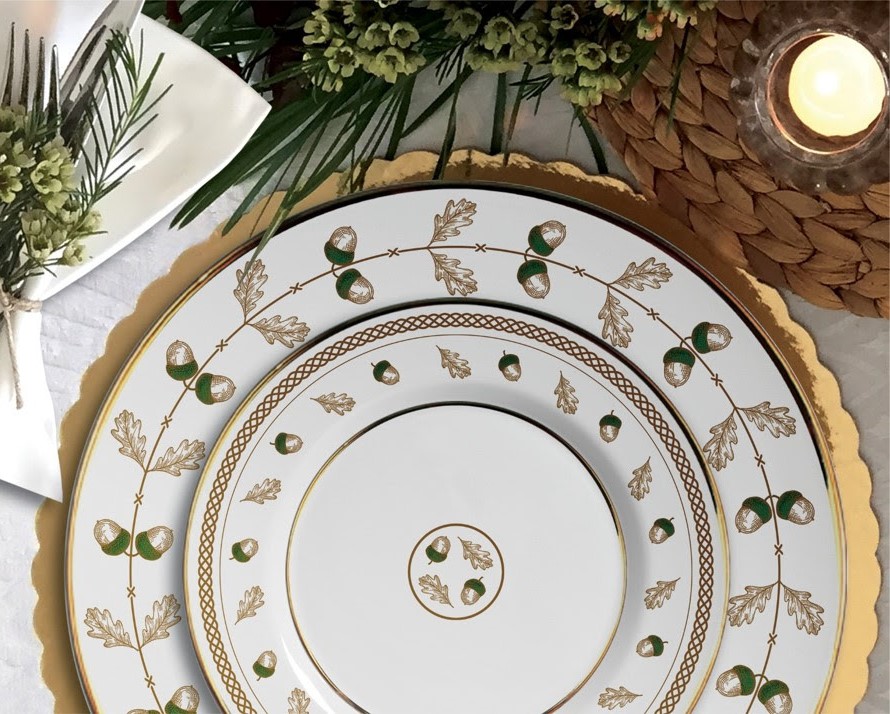 Linhas Seasons e Classic Nuts, da Alleanza Cer&acirc;mica, que destacam as cores verde e dourado, al&eacute;m de homenagearem s&iacute;mbolos cl&aacute;ssicos do Natal como o pinheiro e as nozes.
