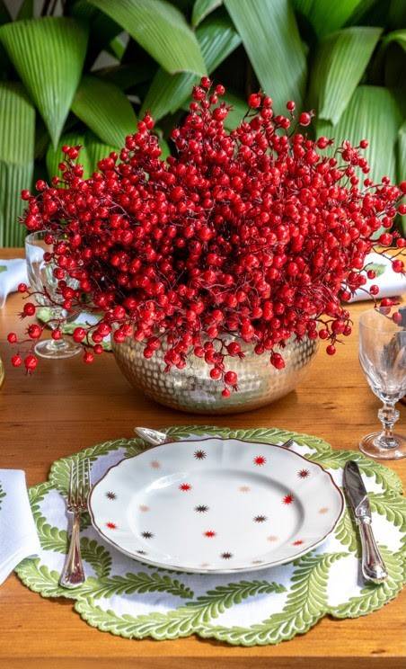 Mesa posta com pratos da Cole&ccedil;&atilde;o Abracadabra (Marca Bitossi, representada pela 6F Decora&ccedil;&otilde;es).Cr&eacute;ditos: produ&ccedil;&atilde;o da mesa - La Table de Giselle e jogo americano e guardanapos - Fine Prints.