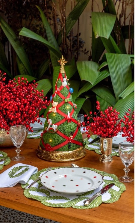 Mesa posta com pratos da Cole&ccedil;&atilde;o Abracadabra (Marca Bitossi, representada pela 6F Decora&ccedil;&otilde;es).Cr&eacute;ditos: produ&ccedil;&atilde;o da mesa - La Table de Giselle e jogo americano e guardanapos - Fine Prints.