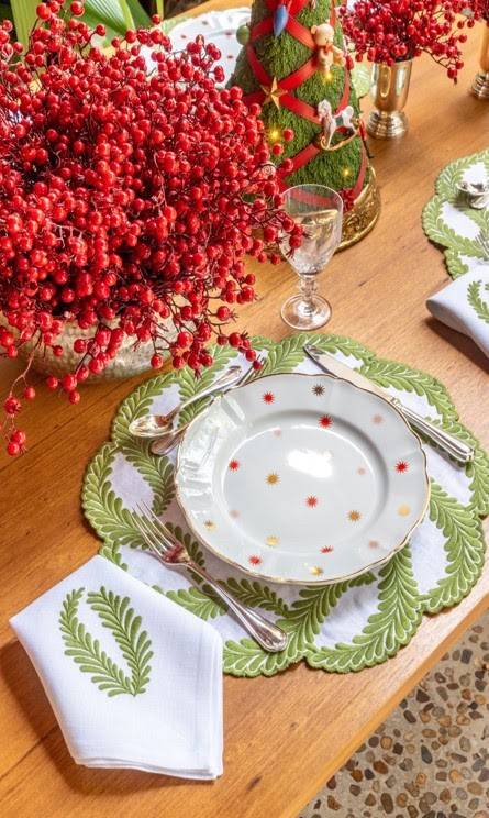Mesa posta com pratos da Cole&ccedil;&atilde;o Abracadabra (Marca Bitossi, representada pela 6F Decora&ccedil;&otilde;es).Cr&eacute;ditos: produ&ccedil;&atilde;o da mesa - La Table de Giselle e jogo americano e guardanapos - Fine Prints.