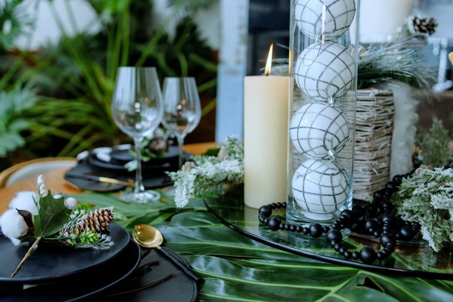 Mesa posta com produtos da Chá de Cozinha, montada pela arquiteta Rafaela Bruna.