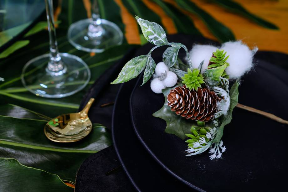 Mesa posta com produtos da Chá de Cozinha, montada pela arquiteta Rafaela Bruna.