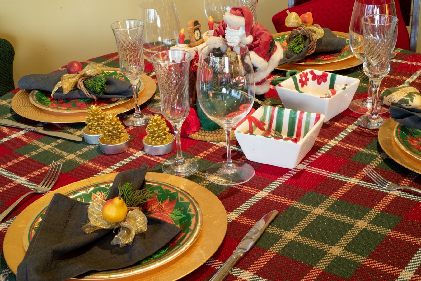 Toalha de mesa, capas para almofadas e mantas para sof&aacute; da Decortrico s&atilde;o sugest&otilde;es para deixar a casa toda em clima de Natal.