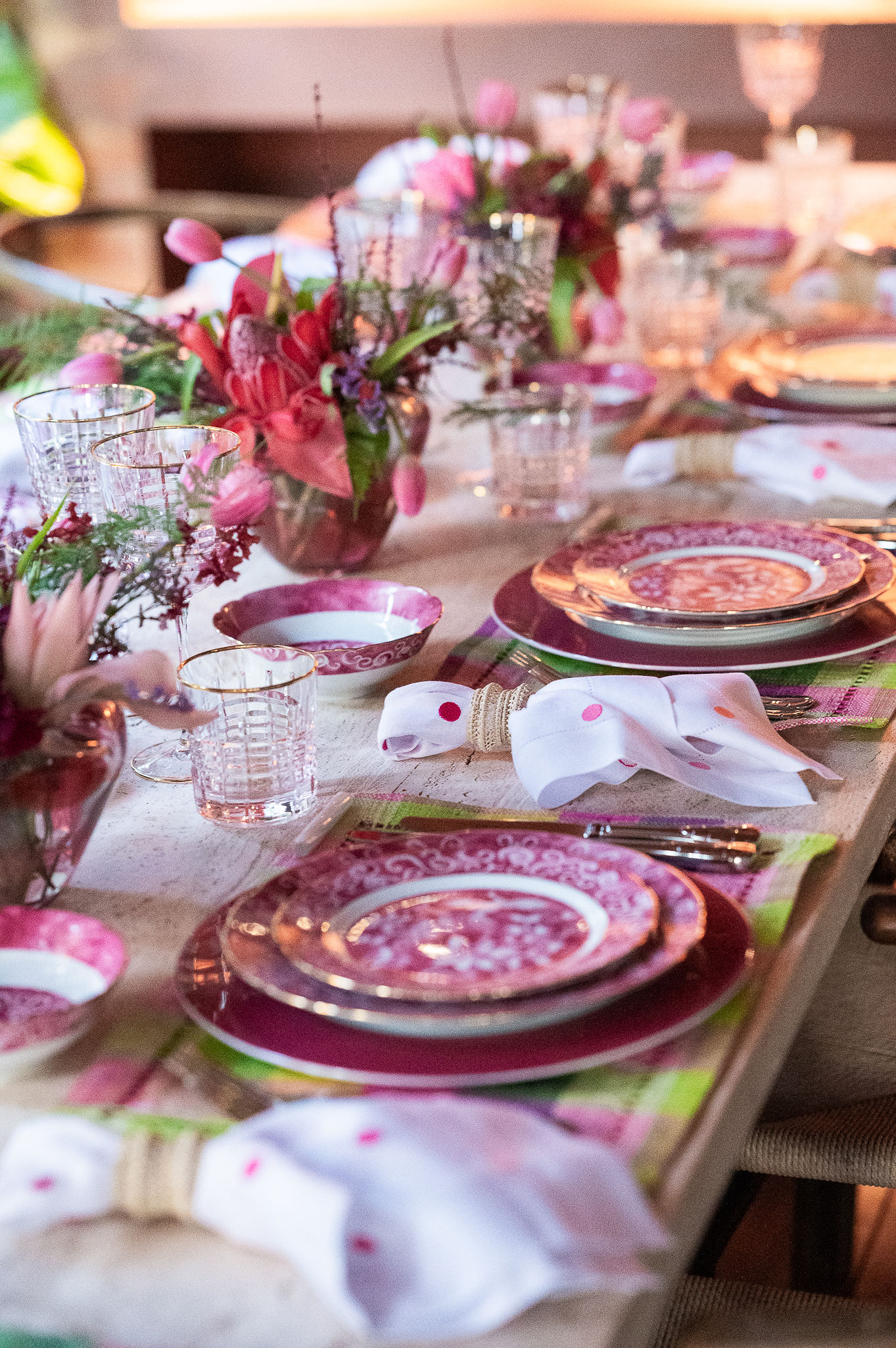 Mesa posta com produtos da cole&ccedil;&atilde;o F&ecirc;nix de T&acirc;nia Bulh&otilde;es.