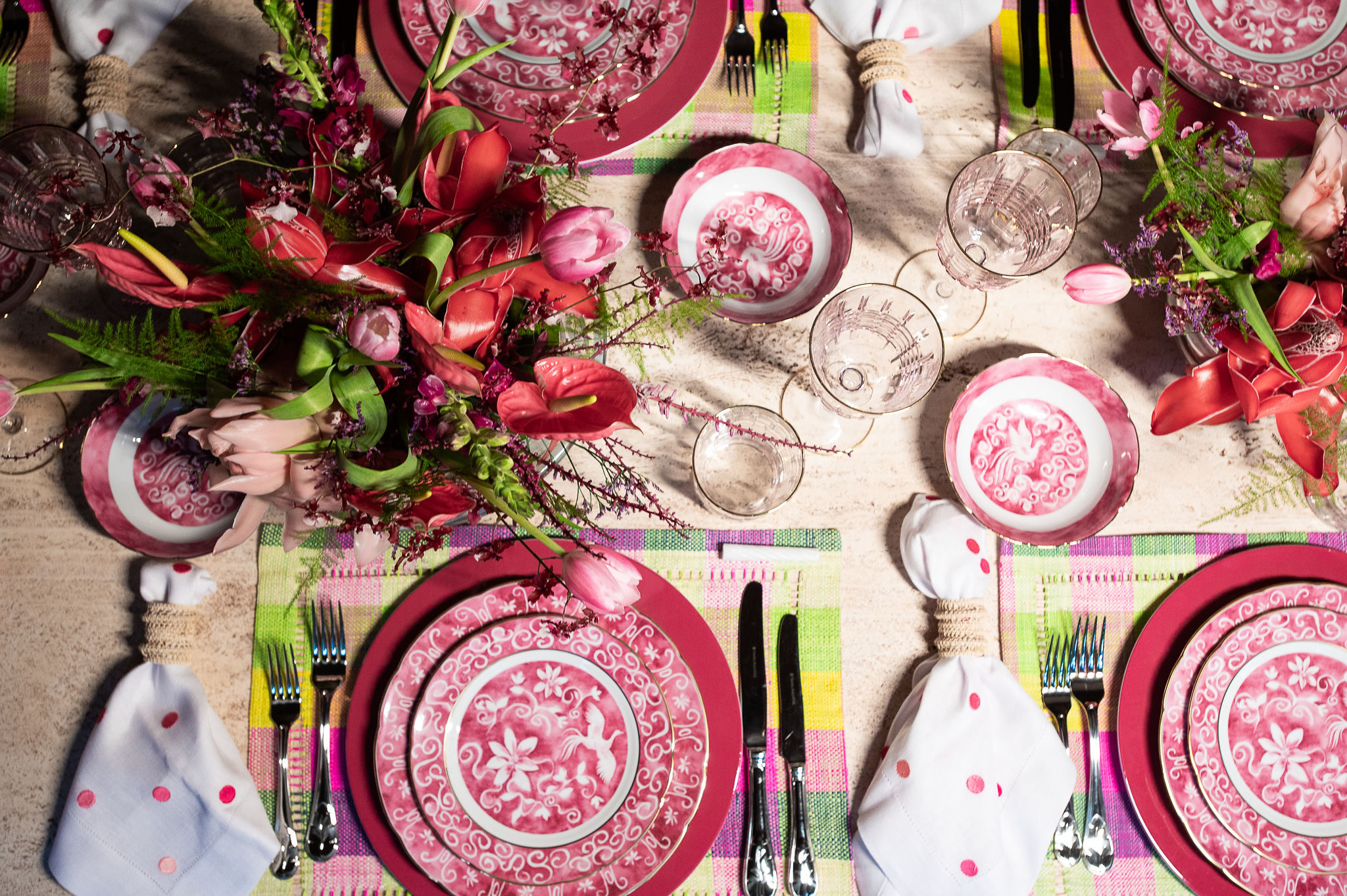 Mesa posta com produtos da cole&ccedil;&atilde;o F&ecirc;nix de T&acirc;nia Bulh&otilde;es.