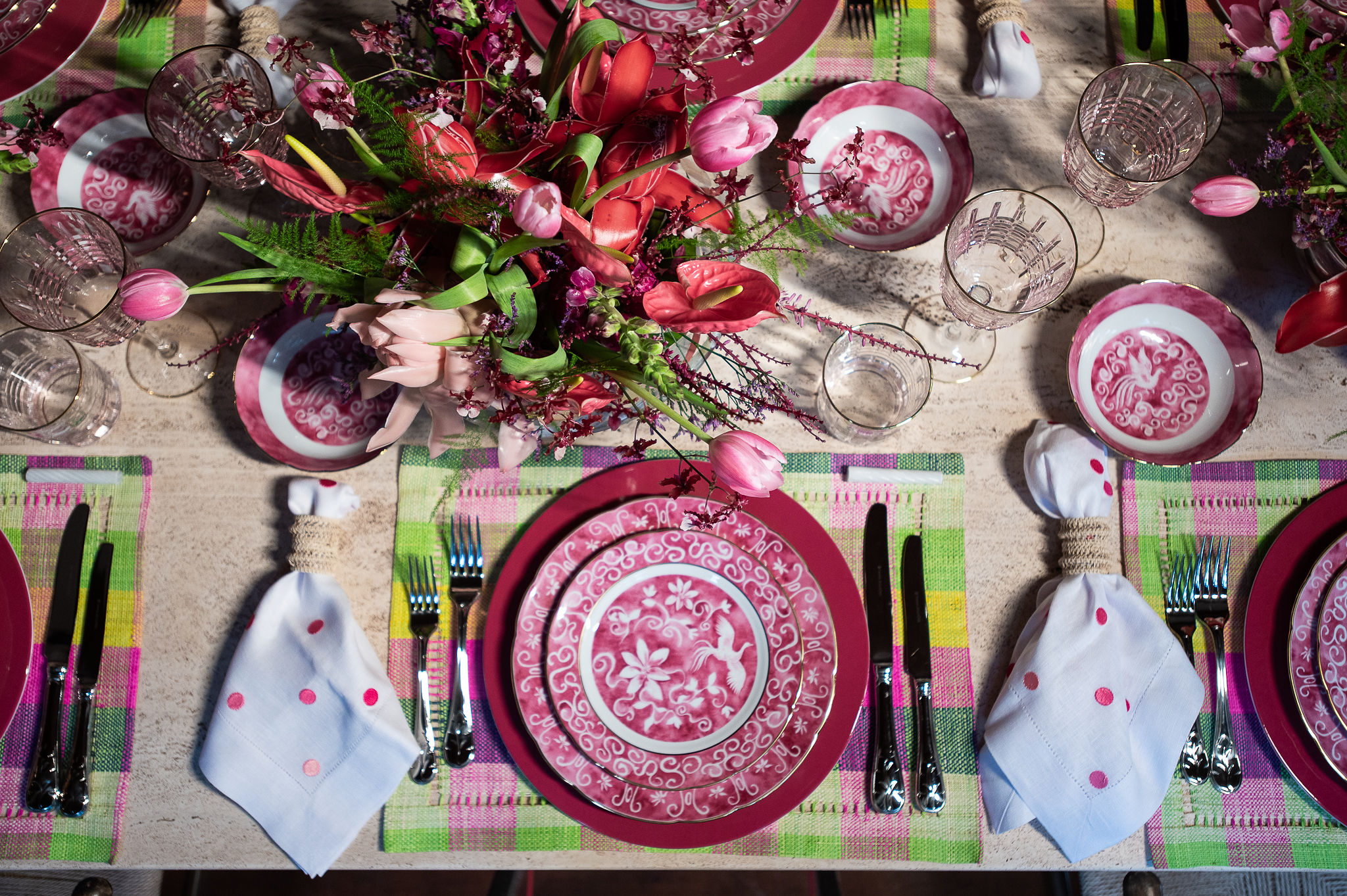 Mesa posta com produtos da cole&ccedil;&atilde;o F&ecirc;nix de T&acirc;nia Bulh&otilde;es.