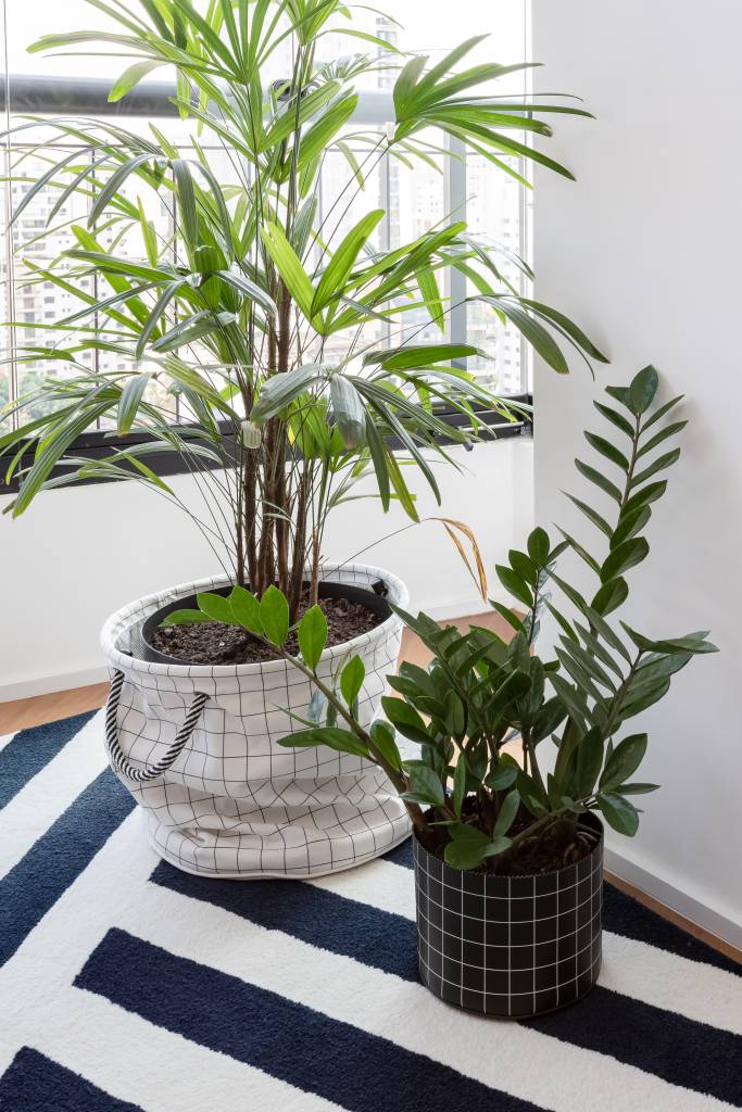 painel-rack-tv-separam-living-home-office-ape-75m-ilse-arquitetura-10-plantas-tapete Painel e rack de TV separam living de home office em apê de 75m². Projeto de ISE Arquitetura. Na foto, plantas com cachepot de tecido.