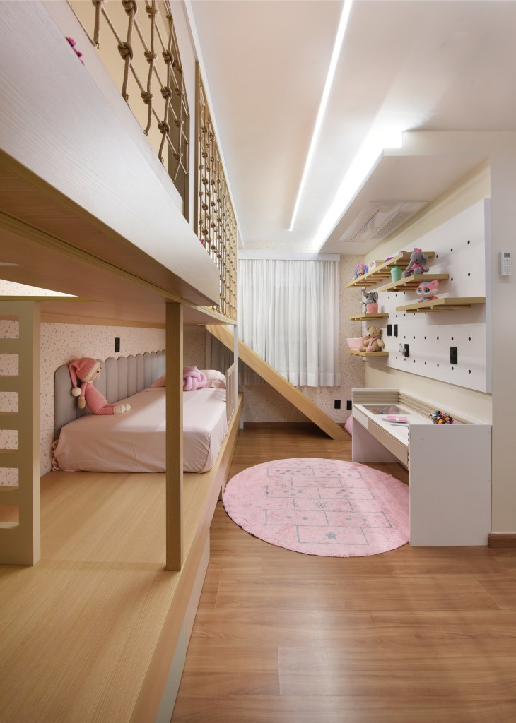 Reforma em apê de 204m² cria área gourmet com mix de granito e MDF. Projeto de AB Palacios Arquitetura. Na foto, quarto infantil com cama baixa, parede de escalada e escorregador.