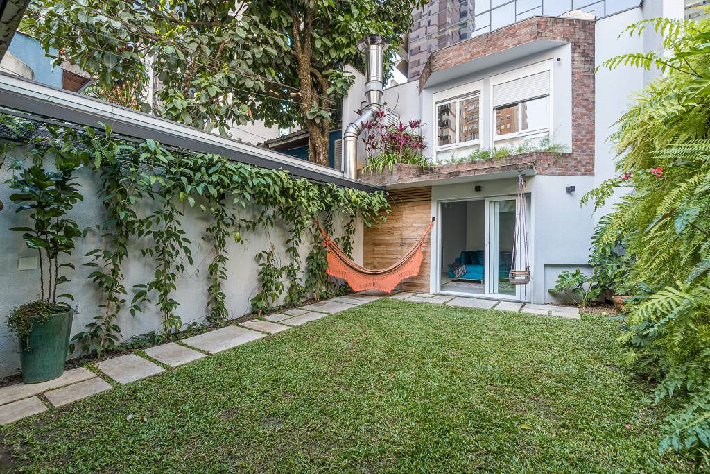 sao-paulo-casa-vila-oasis-particular-jardim-exuberante-marcela-fazio-credito-erika-waldmann (13) Em São Paulo, casa de vila vira óasis particular com jardim exuberante. Projeto de Marcela Fazio. Na foto, quintal, edicula, rede e jardim vertical.