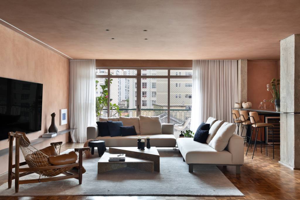 Textura terrosa nas paredes marca o décor deste apê de 220 m²