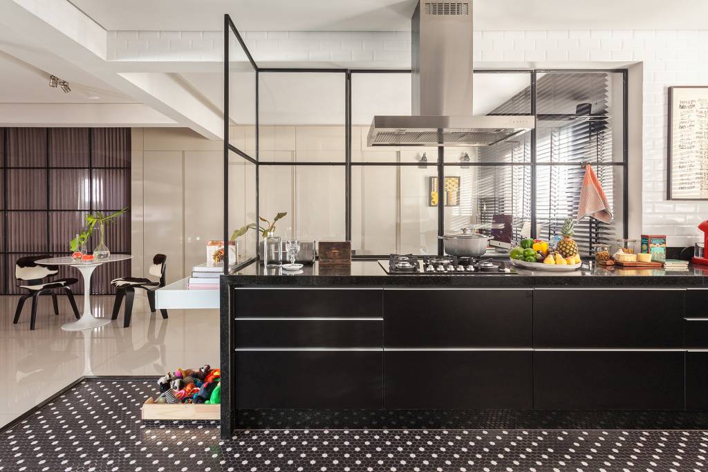tons-rosa-ape-inspirado-lofts-nova-iorquinos-dubal-arquitetura-credito-henrique-queiroga (11) Tons de rosa marcam apê inspirado nos lofts nova-iorquinos. Projeto de Dubal Arquitetura. Na foto, cozinha com parede de subway tile. Canto do café. Piso estampado. Abertura para o home office.