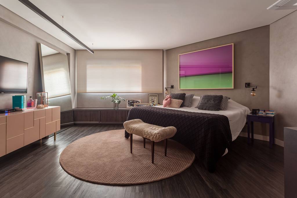 tons-rosa-ape-inspirado-lofts-nova-iorquinos-dubal-arquitetura-credito-henrique-queiroga (14) Tons de rosa marcam apê inspirado nos lofts nova-iorquinos. Projeto de Dubal Arquitetura. Na foto. quarto com layout irregular, tapete redondo e quadro.