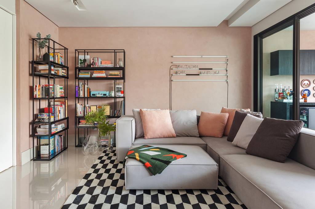 tons-rosa-ape-inspirado-lofts-nova-iorquinos-dubal-arquitetura-credito-henrique-queiroga (19) Tons de rosa marcam apê inspirado nos lofts nova-iorquinos. Projeto de Dubal Arquitetura. Na foto. sala com sofá em L, estante de serralheria, neon e parede rosa.