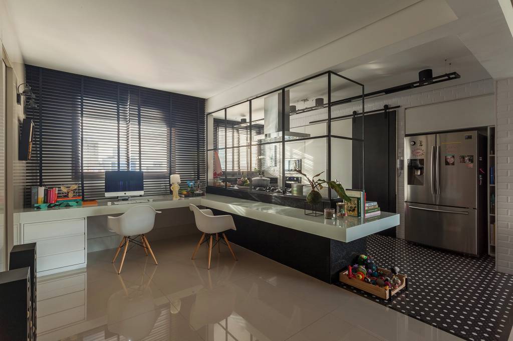 tons-rosa-ape-inspirado-lofts-nova-iorquinos-dubal-arquitetura-credito-henrique-queiroga (9) Tons de rosa marcam apê inspirado nos lofts nova-iorquinos. Projeto de Dubal Arquitetura. Na foto, cozinha com parede de subway tile. Piso estampado. Home office com mesa em L.