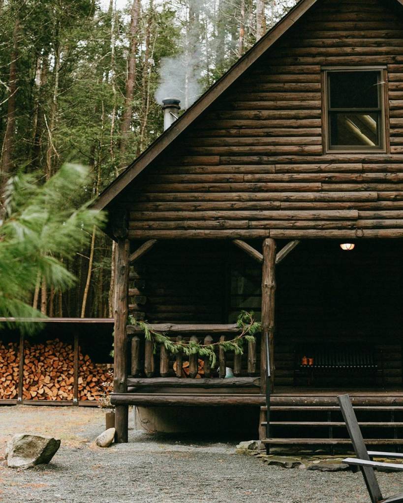Chic Log Cabin. Photo courtesy of @jacobingle Chic Log Cabin (Eldred, Nova York, Estados Unidos)