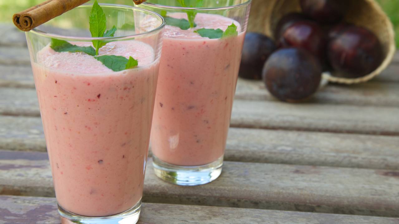 Receita: aprenda a fazer smoothie de ameixa