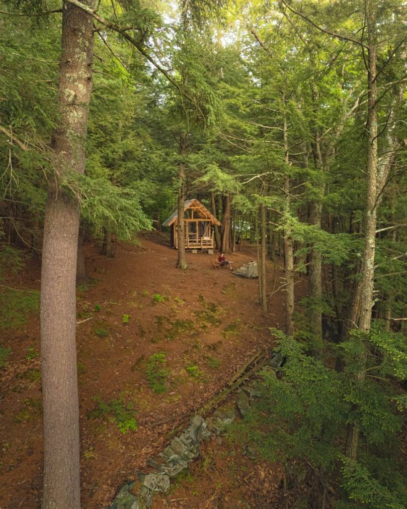 Tanglebloom Flower Farm Glamping. Photo courtesy of @ethanabitz Glamping com banheira de madeira (Brookline, Vermont, United States)