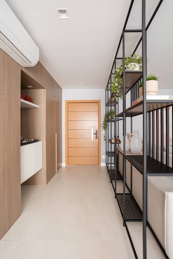 apartamento-140-m2-parede-pedra-moledo-quarto-montessoriano-loft7-arquitetura (2) Apartamento de 140 m² possui parede de pedra moledo e quarto montessoriano. Projeto Loft 7 Arquitetura. Na foto, hall de entrada com estante de serralheira e canto do café.