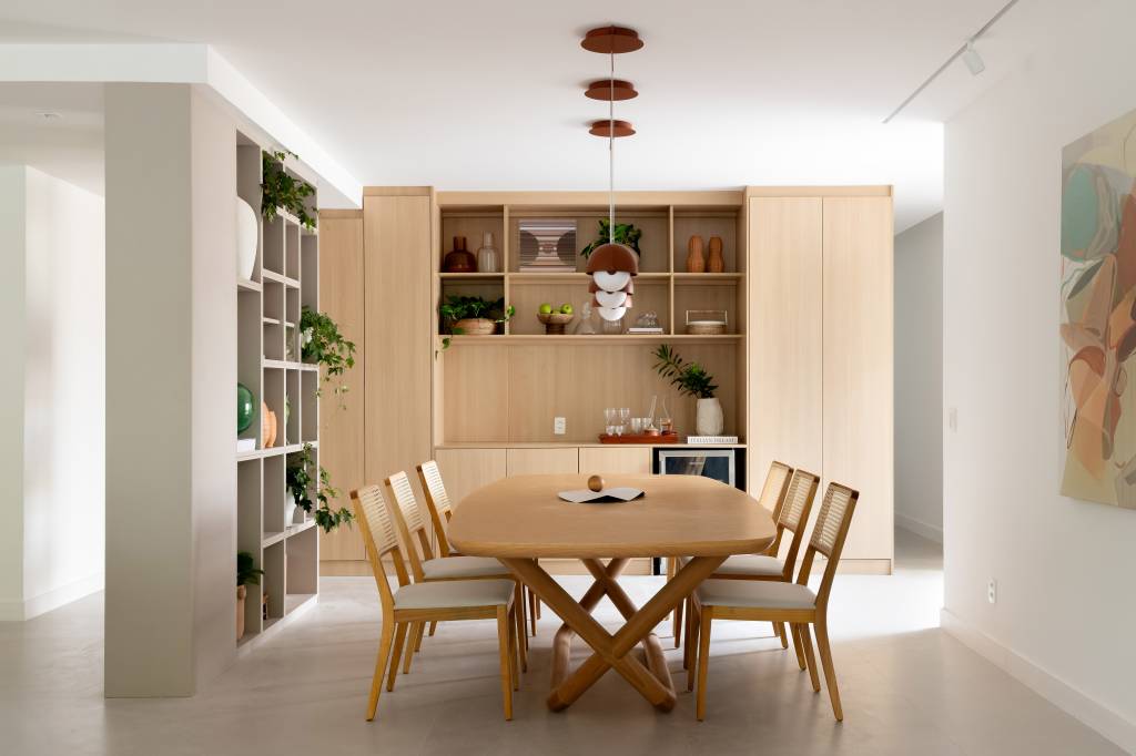 ape-230-m-decor-tons-terrosos-ilha-de-cozinha-paula-muller-09 Apê de 230 m² ganha décor com tons terrosos e ilha de cozinha com reforma. Projeto de Paula Muller. Na foto, sala de jantar com mesa de madeira, estante de nichos.