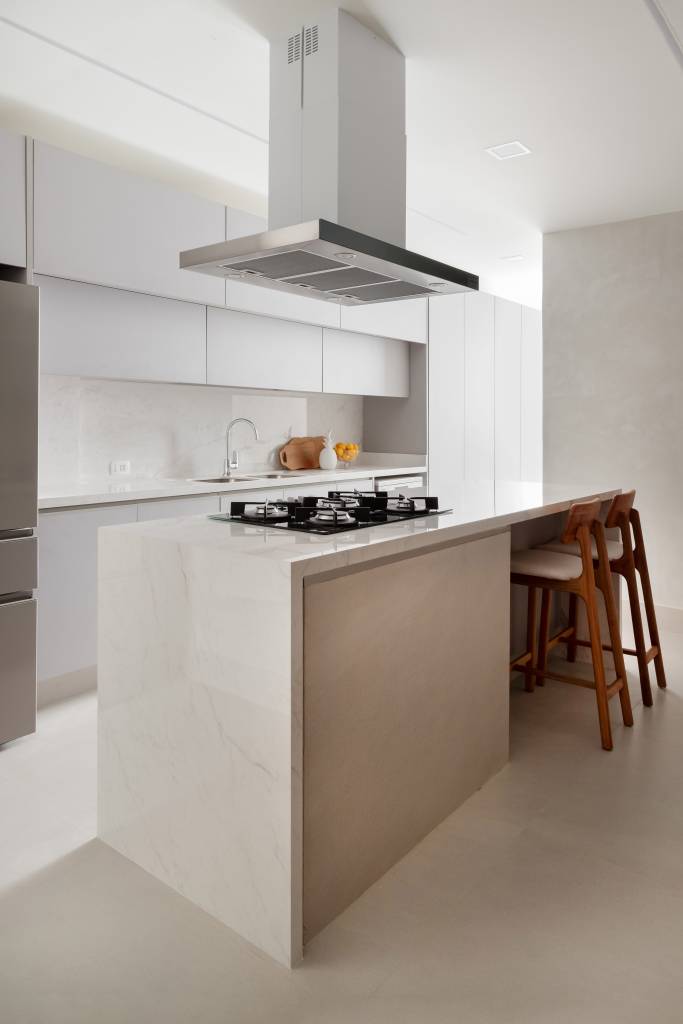ape-230-m-decor-tons-terrosos-ilha-de-cozinha-paula-muller-13-cozinha Apê de 230 m² ganha décor com tons terrosos e ilha de cozinha com reforma. Projeto de Paula Muller. Na foto, cozinha minimalista com ilha, banquetas, coifa, marcenaria branca.