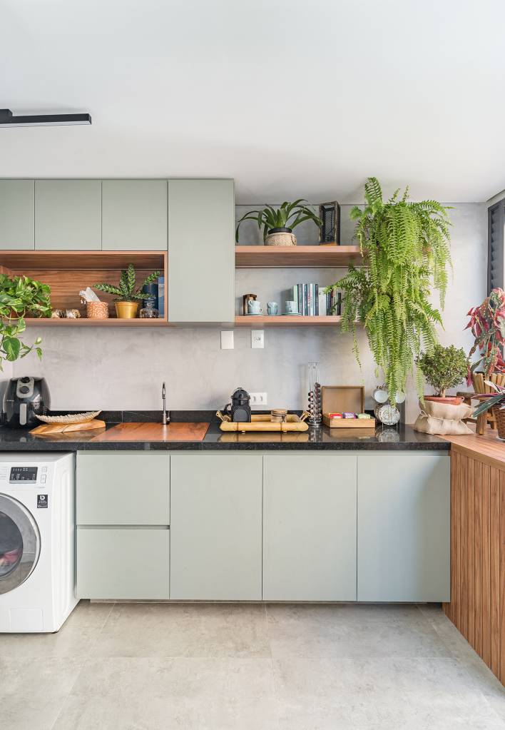 Apê de 62 m² une estilo praiano com toques industriais. Projeto de Letícia de Nóbrega. Na foto, cozinha com marcenaria verde e plantas.