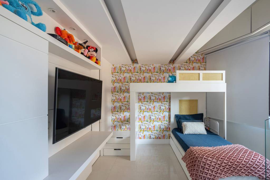 ape-mezanino-home-office-lavabo-azul-copa-de-cozinha-turquesa-ana-cano-10 Apê ganha mezanino com home office, lavabo azul e copa de cozinha turquesa. Projeto de Ana Cano Arquitetura. Na foto, quarto infantil com beliche, mezanino, tv e papel de parede.