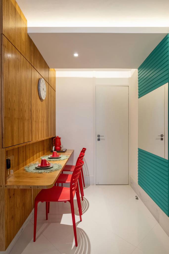 ape-mezanino-home-office-lavabo-azul-copa-de-cozinha-turquesa-ana-cano-15 Apê ganha mezanino com home office, lavabo azul e copa de cozinha turquesa. Projeto de Ana Cano Arquitetura. Na foto, copa de cozinha com painel turquesa, parede revestida de madeira, cadeiras vermelhas.
