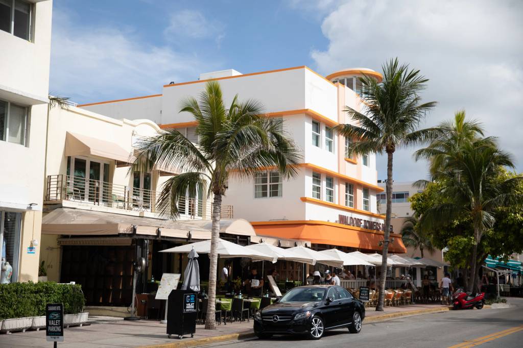 arquitetura-art-deco-miami-03 Conheça a charmosa arquitetura Art Déco em Miami. Na foto, Leslie Hotel.