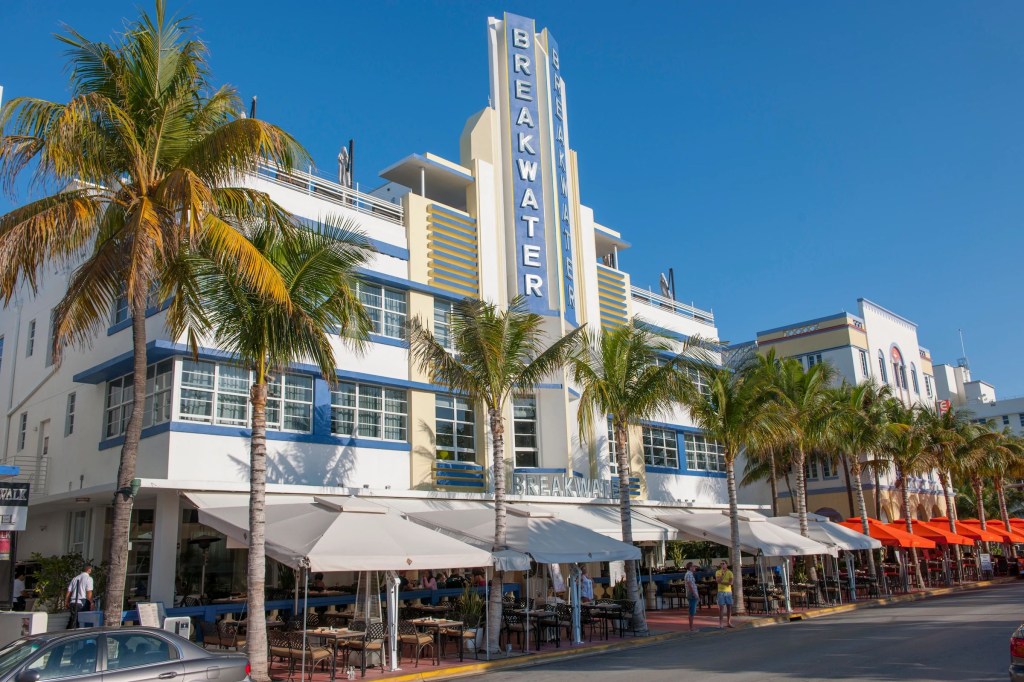 Conheça a charmosa arquitetura Art Déco em Miami. Na foto, Breakwater Hotel.
