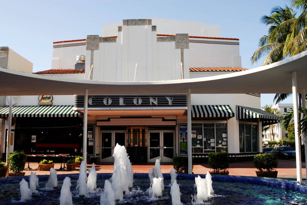 arquitetura-art-deco-miami-06 Conheça a charmosa arquitetura Art Déco em Miami. Na foto, Colony Theater