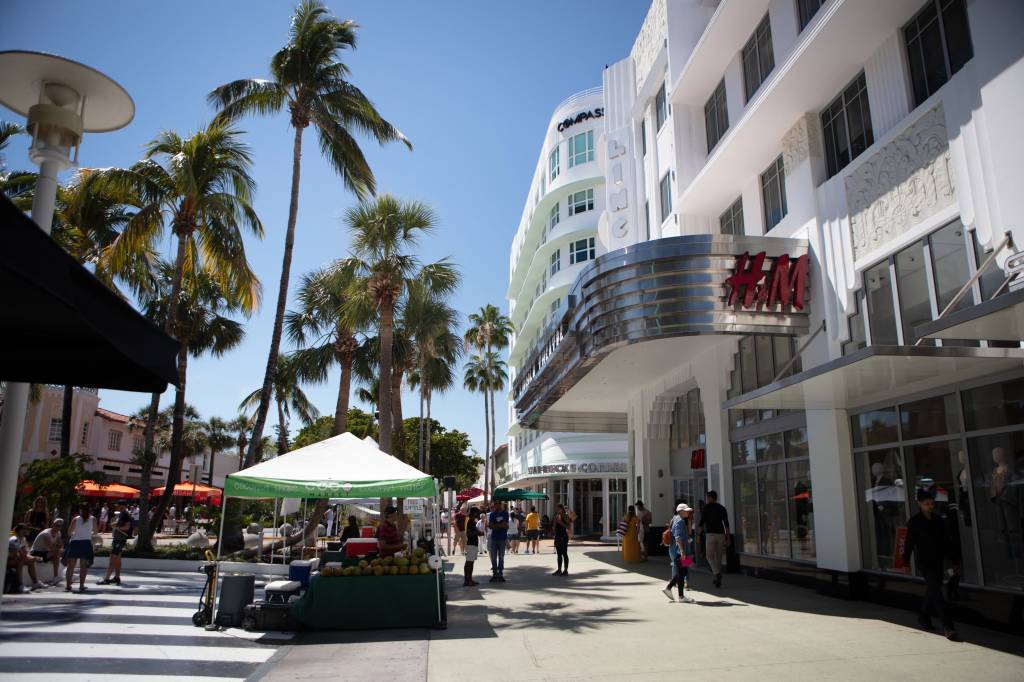 arquitetura-art-deco-miami-07 Conheça a charmosa arquitetura Art Déco em Miami. Na foto, Lincoln Road .